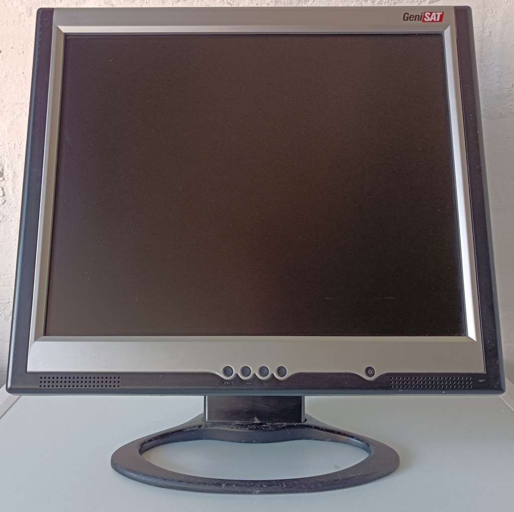 GeniSAT 17` LCD monitor | Model 7005L | Power adapter included | Amazing tilt angles | VGA + Audio