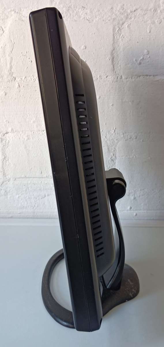 GeniSAT 17` LCD monitor | Model 7005L | Power adapter included | Amazing tilt angles | VGA + Audio