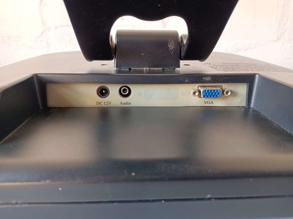 GeniSAT 17` LCD monitor | Model 7005L | Power adapter included | Amazing tilt angles | VGA + Audio