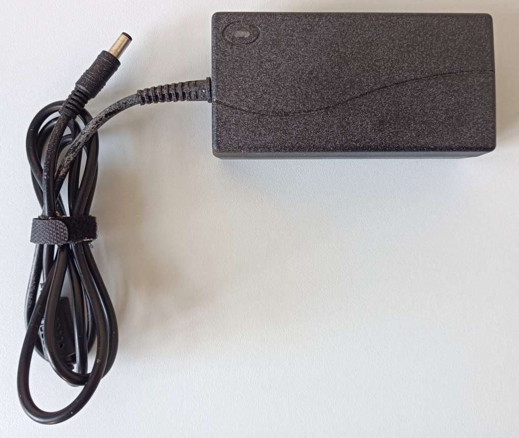 GeniSAT 17` LCD monitor | Model 7005L | Power adapter included | Amazing tilt angles | VGA + Audio