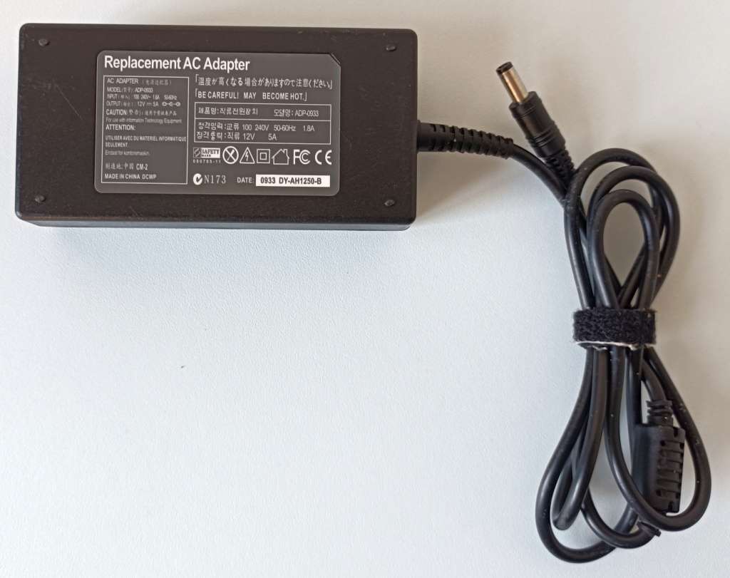 GeniSAT 17` LCD monitor | Model 7005L | Power adapter included | Amazing tilt angles | VGA + Audio