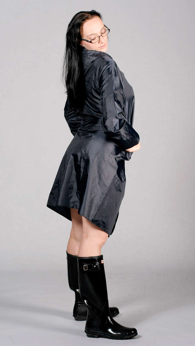 Navy vintage nylon raincoat made from lightweight taffeta coated nylon | 92CM