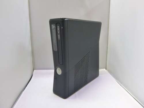 XBOX 360 + REMOTE AND CABLES