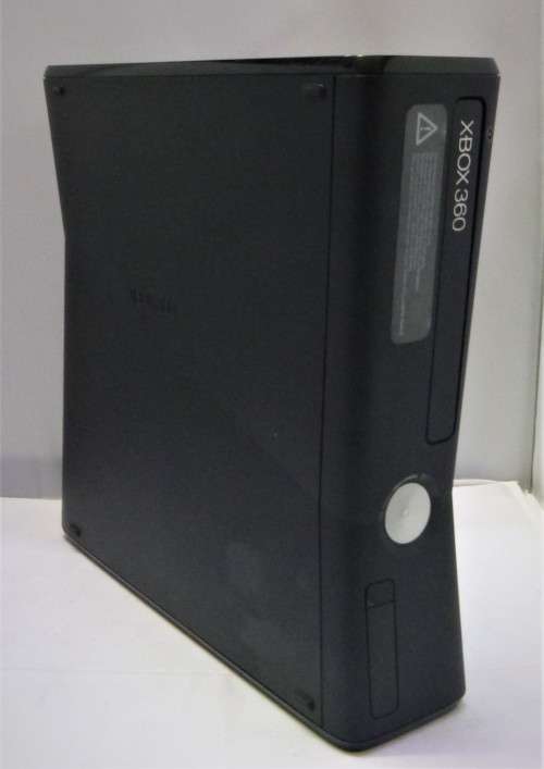 XBOX 360 + REMOTE AND CABLES