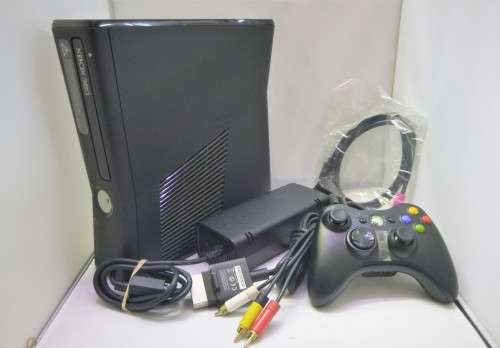 XBOX 360 + REMOTE AND CABLES
