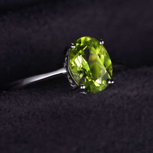 Oval 1.4ct Natural Green Peridot Birthstone Solitaire Ring. Size N