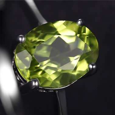 Oval 1.4ct Natural Green Peridot Birthstone Solitaire Ring. Size N