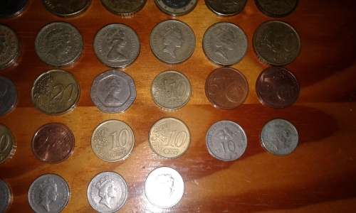Lot : 40 x International Coins ( UK, Australia, Sweden, Thailand, Malaysia & Mozambique)