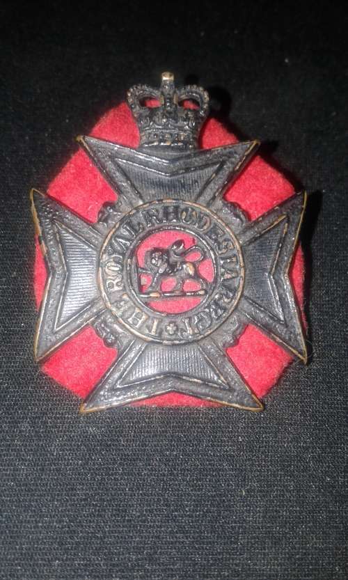 *ORIGINAL*  WW2  ROYAL RHODESIAN REGIMENT OFFICERS CAP BADGE (WITH RED FELT BACKING).