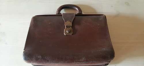 * VINTAGE * - 1950s MEN'S USED LEATHER BRIEFCASE.