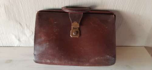 * VINTAGE * - 1950s MEN'S USED LEATHER BRIEFCASE.