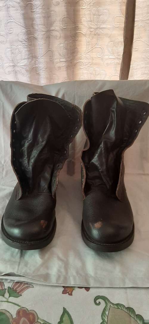 ** ORIGINAL- BORDER WAR 1987 SADF UNISSUED COMBAT BOOTS (270 M / UK 9).**