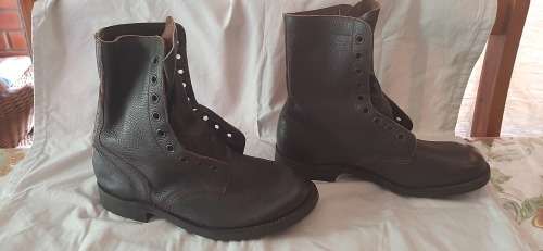 ** ORIGINAL- BORDER WAR 1987 SADF UNISSUED COMBAT BOOTS (270 M / UK 9).**