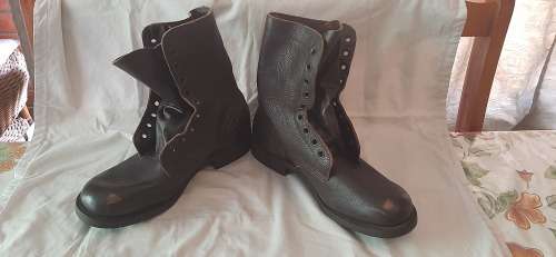 ** ORIGINAL- BORDER WAR 1987 SADF UNISSUED COMBAT BOOTS (270 M / UK 9).**