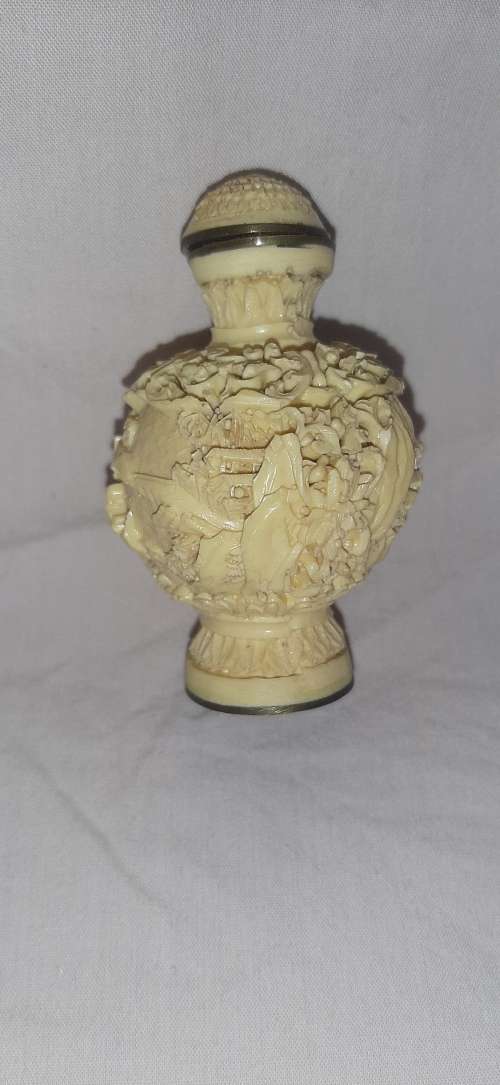 ** ORIGINAL- 20th Century Chinese Hand-Carved Resin Snuff Bottle (7cm).**