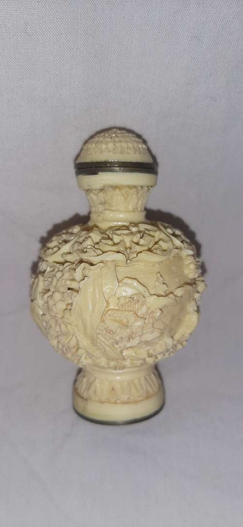 ** ORIGINAL- 20th Century Chinese Hand-Carved Resin Snuff Bottle (7cm).**