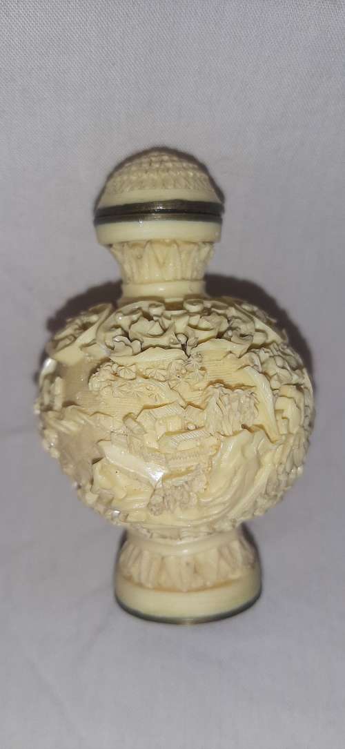** ORIGINAL- 20th Century Chinese Hand-Carved Resin Snuff Bottle (7cm).**