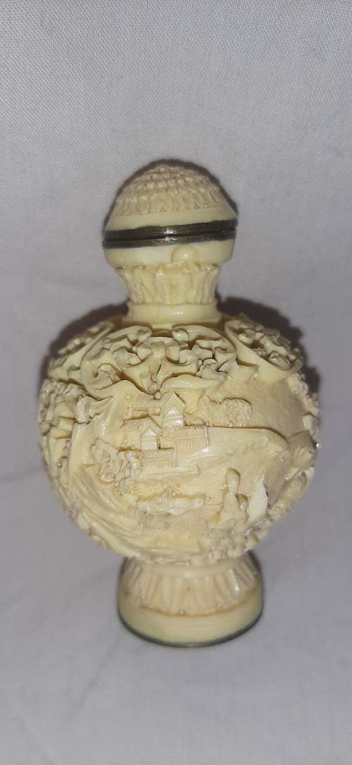 ** ORIGINAL- 20th Century Chinese Hand-Carved Resin Snuff Bottle (7cm).**