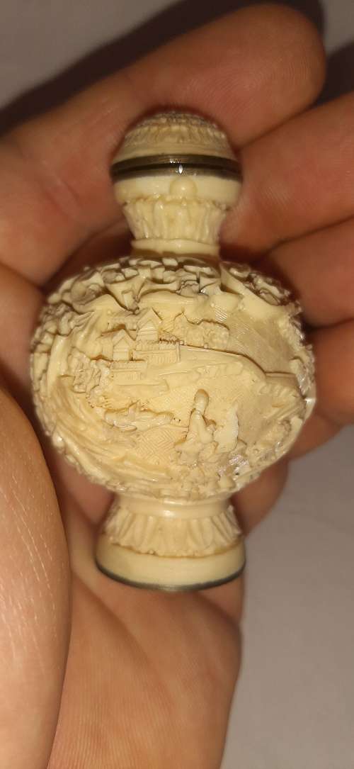 ** ORIGINAL- 20th Century Chinese Hand-Carved Resin Snuff Bottle (7cm).**