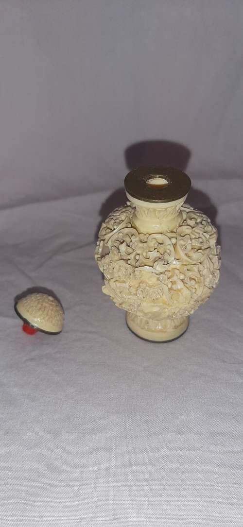 ** ORIGINAL- 20th Century Chinese Hand-Carved Resin Snuff Bottle (7cm).**