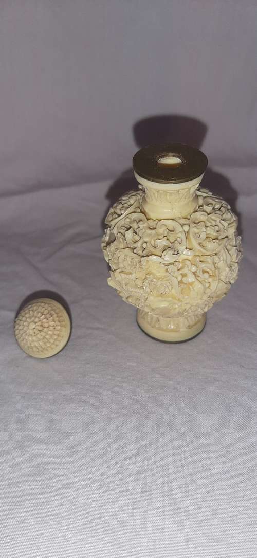 ** ORIGINAL- 20th Century Chinese Hand-Carved Resin Snuff Bottle (7cm).**