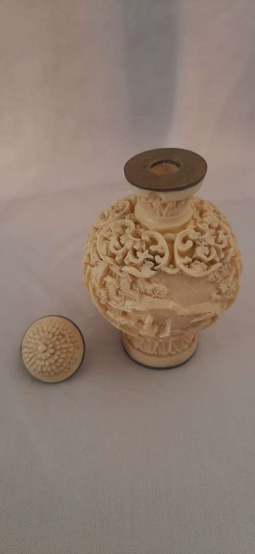 ** ORIGINAL- 20th Century Chinese Hand-Carved Resin Snuff Bottle (7cm).**