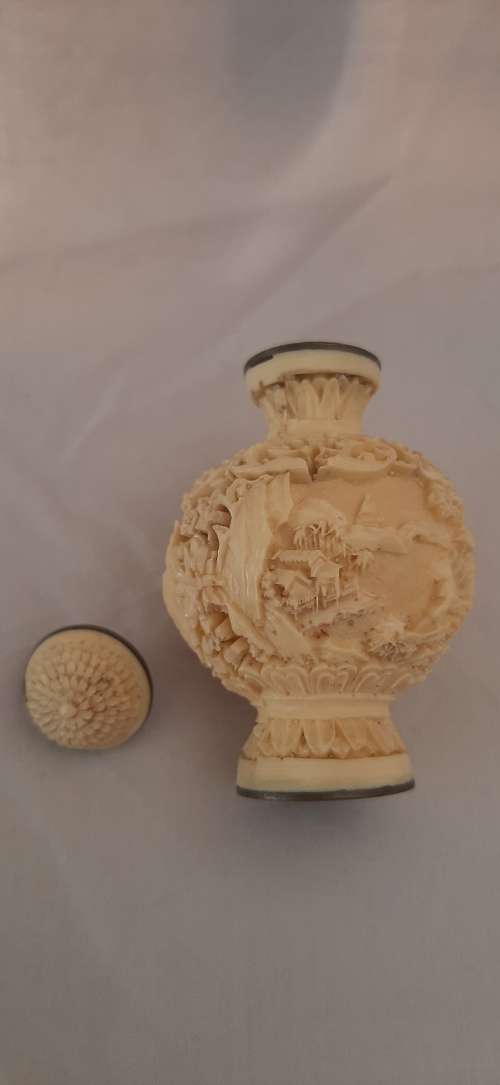 ** ORIGINAL- 20th Century Chinese Hand-Carved Resin Snuff Bottle (7cm).**