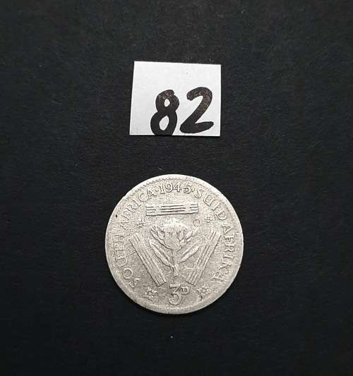** 1945 South Africa Silver 3 Pence Coin #82   (F).**