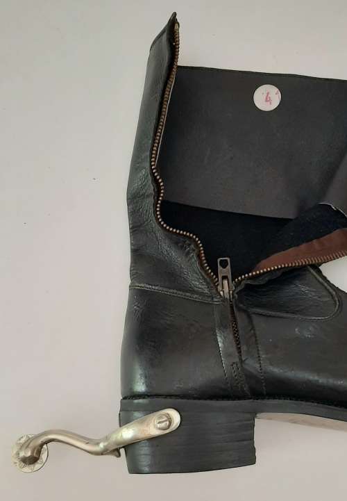 ** Rhodesian Bush War: BSAP Officer`s Step-Out Black Leather Boots w/ Spurs (Size 41 / 8 ).**