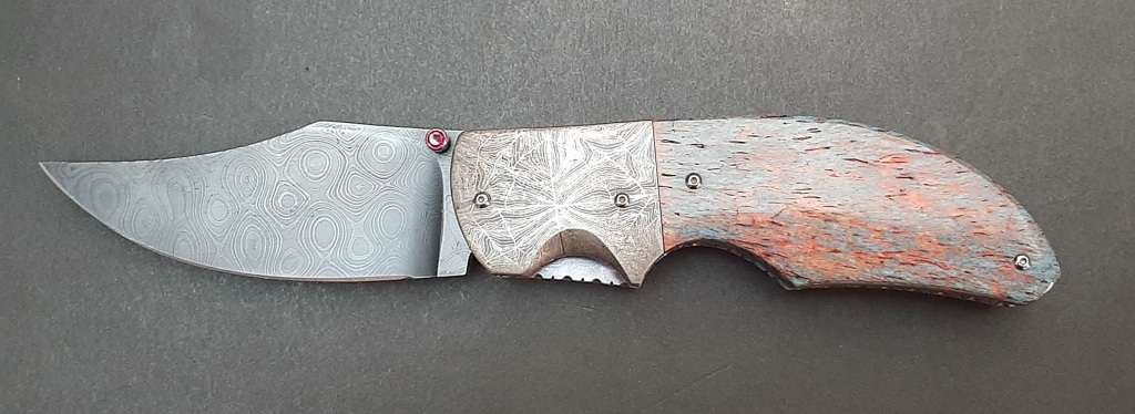 **STUNNING: Custom 0.15 ct Ruby Inlaid Damascus Steel Folding Knife(19cm).**