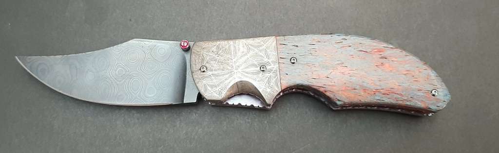 **STUNNING: Custom 0.15 ct Ruby Inlaid Damascus Steel Folding Knife(19cm).**