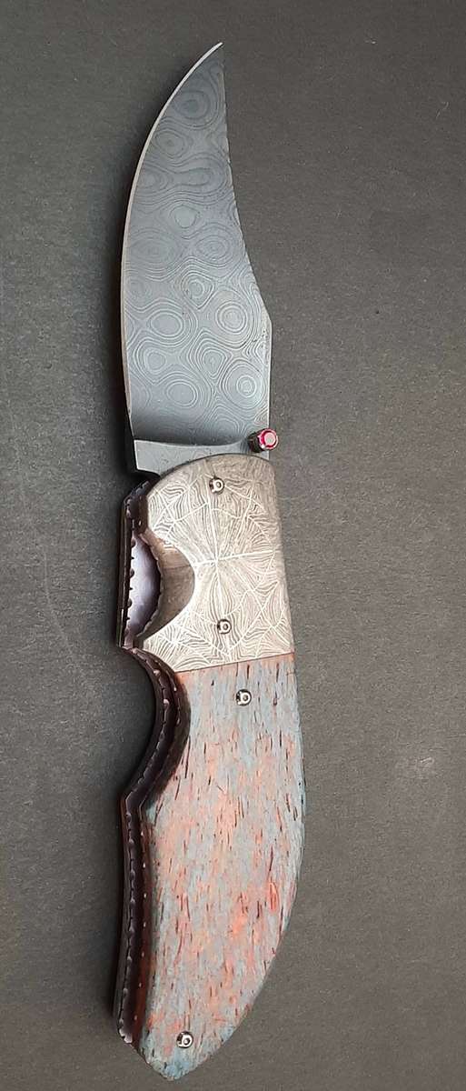 **STUNNING: Custom 0.15 ct Ruby Inlaid Damascus Steel Folding Knife(19cm).**