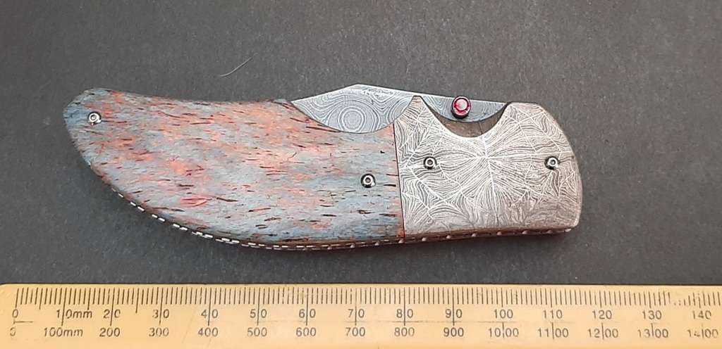 **STUNNING: Custom 0.15 ct Ruby Inlaid Damascus Steel Folding Knife(19cm).**