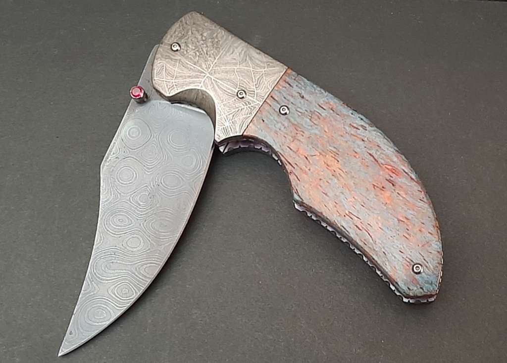**STUNNING: Custom 0.15 ct Ruby Inlaid Damascus Steel Folding Knife(19cm).**