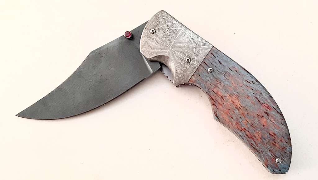 **STUNNING: Custom 0.15 ct Ruby Inlaid Damascus Steel Folding Knife(19cm).**