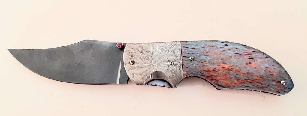 **STUNNING: Custom 0.15 ct Ruby Inlaid Damascus Steel Folding Knife(19cm).**