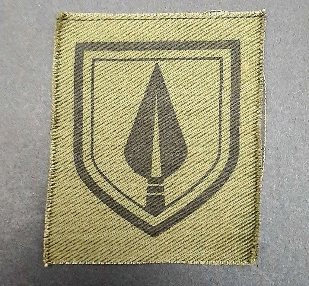 **Rhodesian Bush War: 1970s Pfumo Re Vhanu Green Auxiliary Cap Badge (UNISSUED**