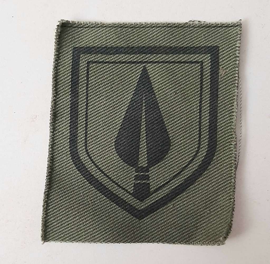 **Rhodesian Bush War: 1970s Pfumo Re Vhanu Green Auxiliary Cap Badge (UNISSUED**