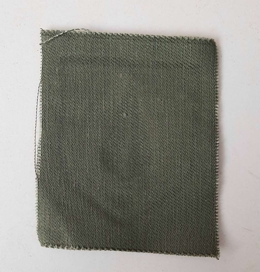 **Rhodesian Bush War: 1970s Pfumo Re Vhanu Green Auxiliary Cap Badge (UNISSUED**