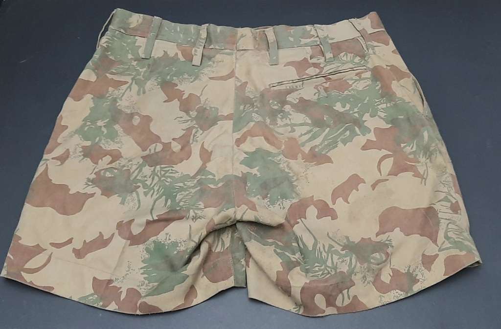 **Border War : 1980s S.A.P 2nd Pattern Camouflage Shorts (Medium).**
