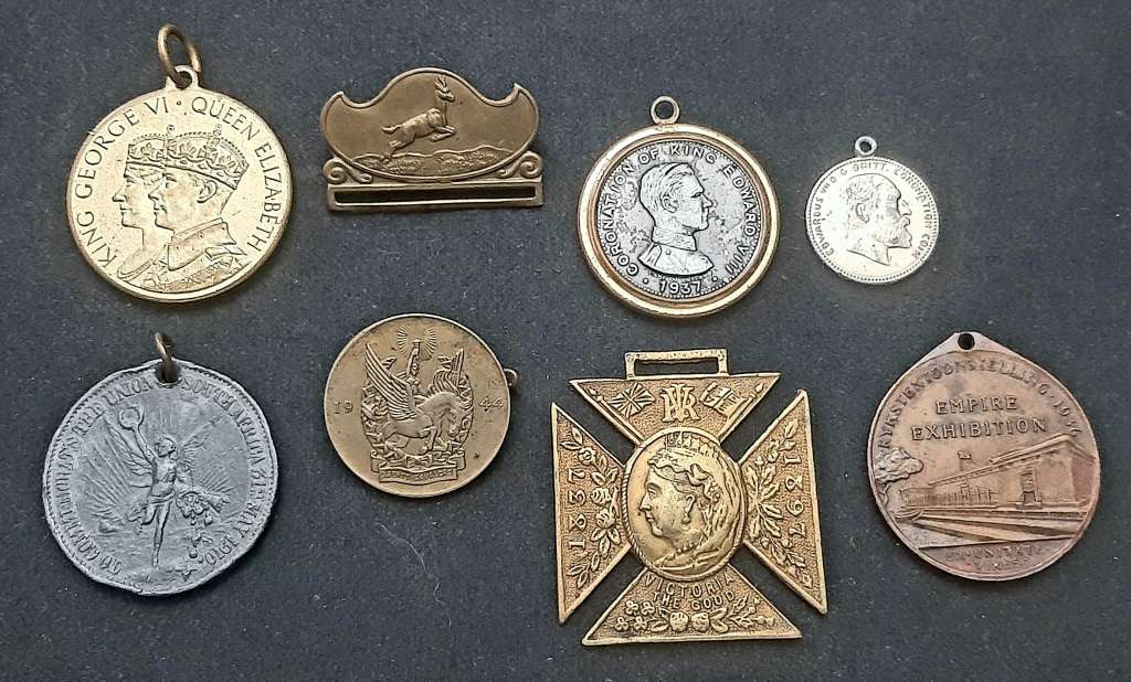 **Lot : Colonial & Royal Coronation Medallions x8 **