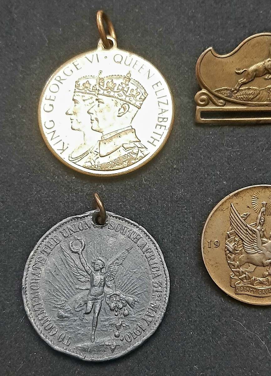 **Lot : Colonial & Royal Coronation Medallions x8 **