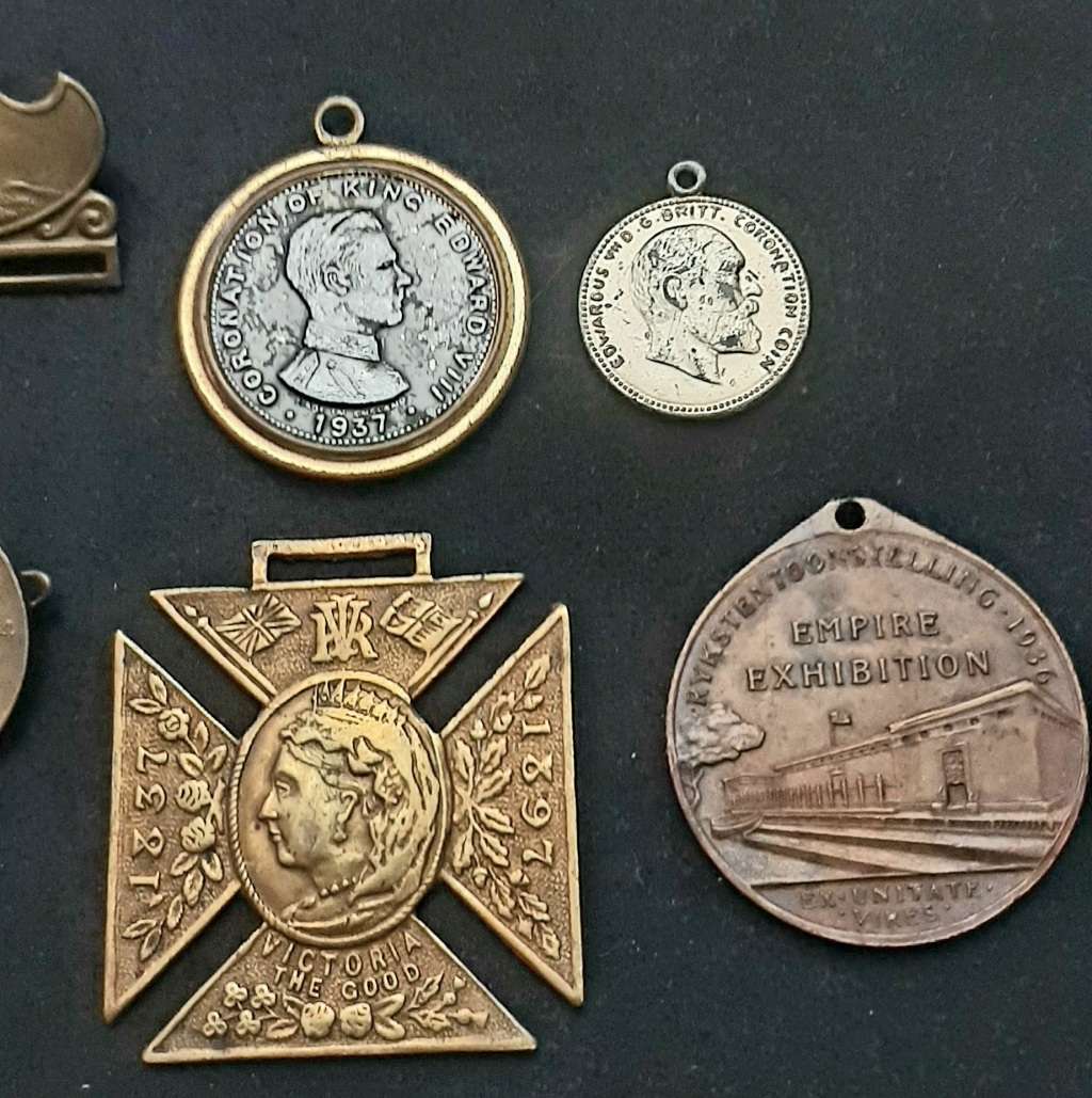 **Lot : Colonial & Royal Coronation Medallions x8 **