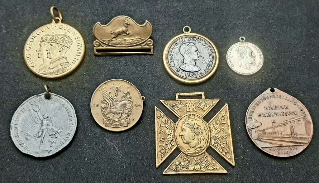 **Lot : Colonial & Royal Coronation Medallions x8 **