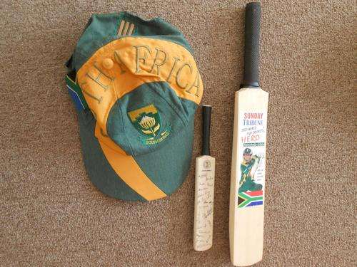 2 MINI CRICKET BATS WITH CRICKET CAP