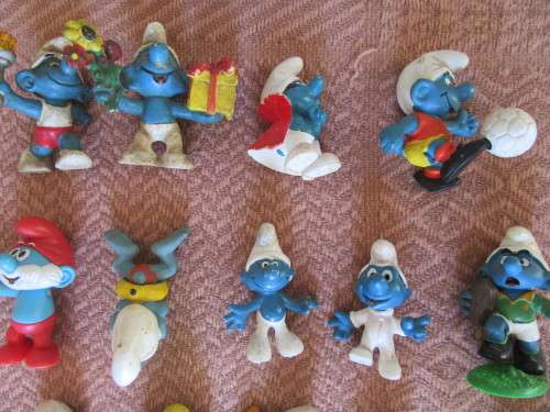 SELECTION OF 16 SMURFS