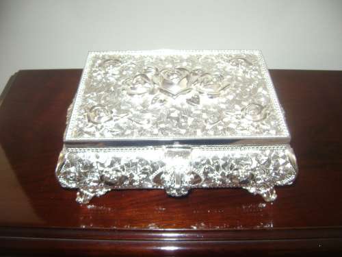 STUNNING SILVER PLATED JEWELERY BOX IN EXCELLENT CONDITION