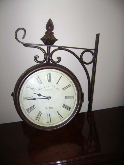 DOUBLE SIDE WALLCLOCKS - WORKS WITH ONE AA BATTERY EACH SIDE