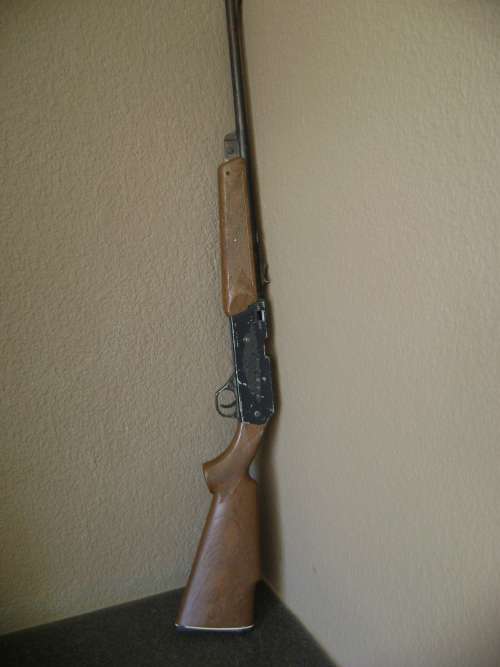 VERY OLD DAISY BB GUN IN VERY GOOD WORKING CONDITION