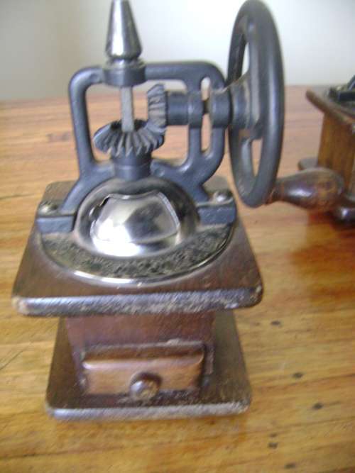 OLD PEPPER GRINDER IN GOOD WORKING CONDITION - SEE PICTURES